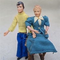 mandedukke-kongeblaa-bukser-gul-rullekravebluse-damedukke-blå-lang-kjole-hvid-krave-vintage-dukker